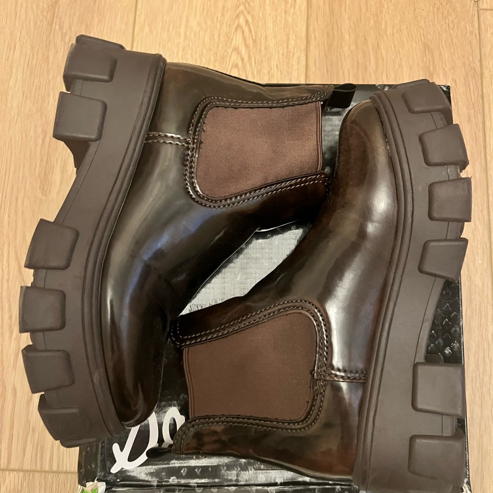 Women’s Brown Chelsea Lug Sole Boots